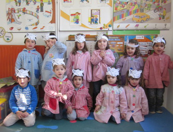 nenos e nenas de 3 anos na sua aula celebrando o dia da paz