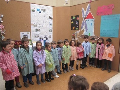 nenos e nenas de 5 anos recitando poesía