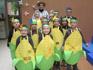 imaxe: nenos e nenas de primeiro e segundo disfrazados de espigas de millo