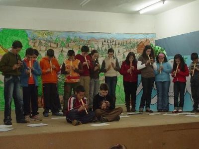 Os alumnos/as de quinto e sexto interpretando o "Himno da Alegría" 
