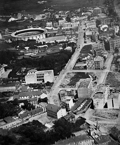 Imaxe da cidade no momento de construción da escola, pertencente ao arquivo de Alberto Martí.