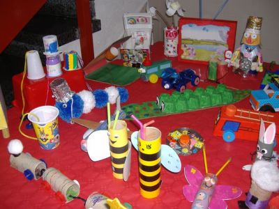 Os nenos de 4 anos  e seus pais fixeron estes xoguetes con material de refugallo

