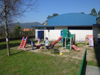 CEIP Plurilingüe Sobreira-Valadares. Patio Educación Infantil e seus baños no Ximnasio
