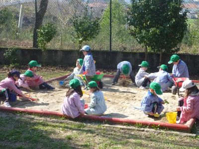 CEIP Plurilingüe Sobreira-Valadares. Areeiro no patio de Educación Infantil
