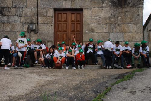 Foto dos alumnos diante da igrexa de San Salvador de Tebra