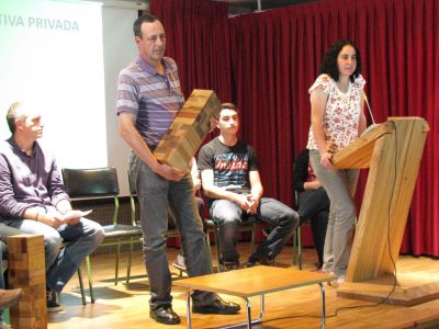 Sandra e José Antonio, representando á "Cooperativa A Carqueixa", recollendo o premio.
