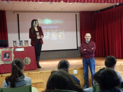 O profesor coordinador do proxecto presentando á autora de "Dragal"
