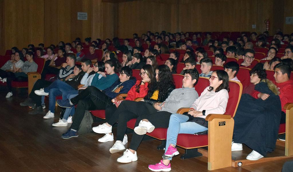 Alumnado de 4º ESO asiste á obra de teatro "Language Planning" no Auditorio Municipal de Valga