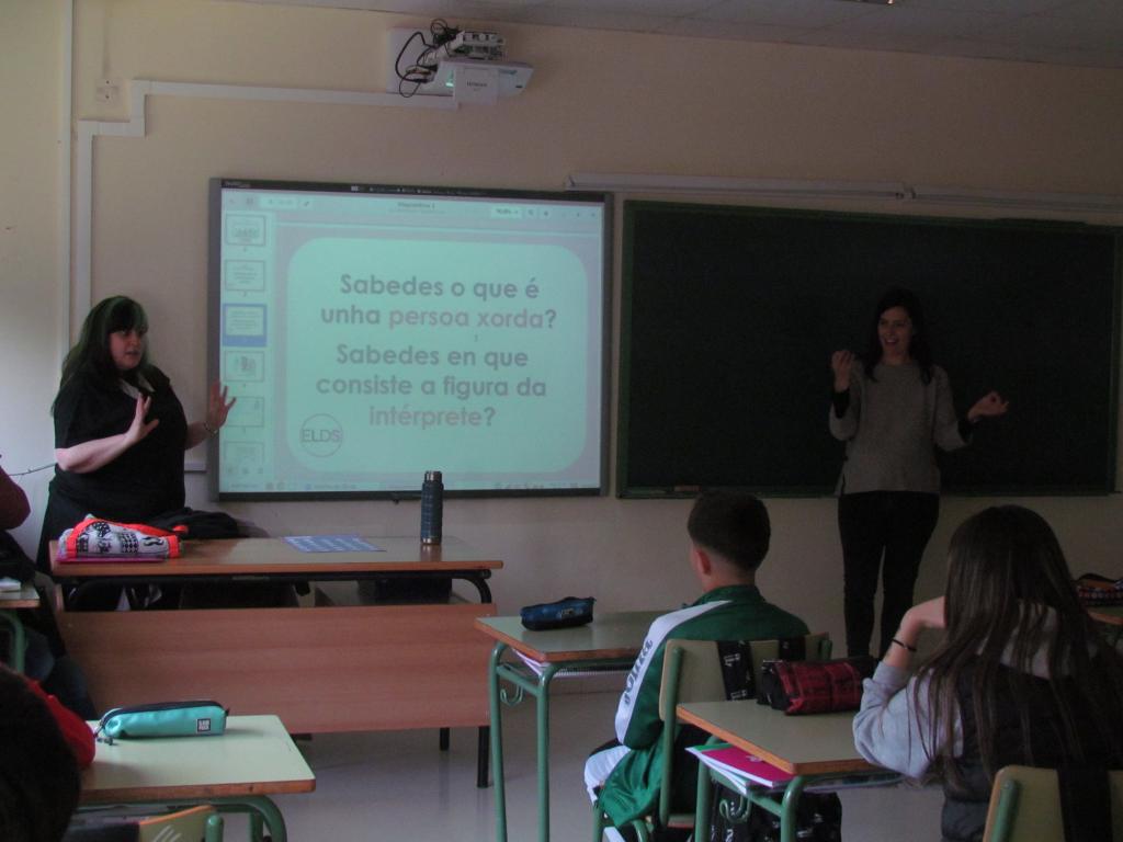 Alba Puentes e Claudia Domínguez co alumnado de 1º ESO