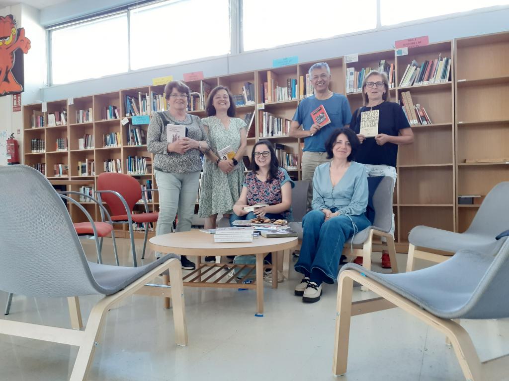 Club de lectura de adultos na sesión do 25 de maio