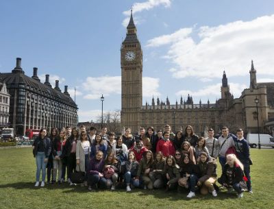 Típico, típico
Foto do grupo de alumnos e alumnas posando diante das Houses of Parliament e a famosa torre, co famoso reloxio que da as horas co son da famosa campana: Big Ben
