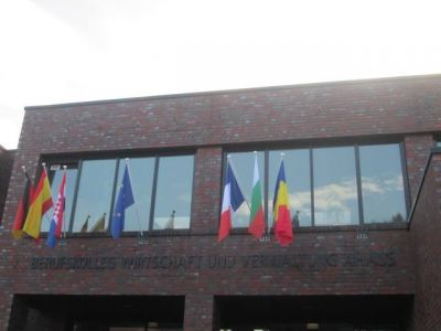 Escola en Ahaus
As bandeiras dos países participantes e da Unión Europea ondean na escola anfitriona.
