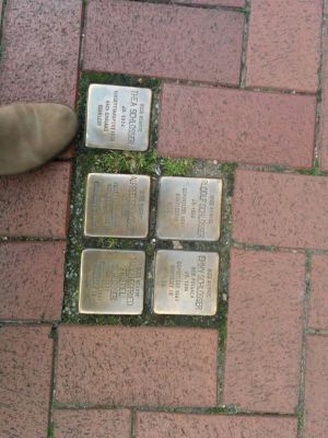 Memoria histórica
Placas nas rúas lembrando ás persoas deportadas ou fuxidas durante a II Guerra Mundial.
