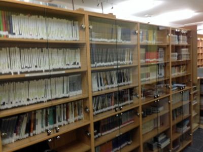 Aula de Biblioteca
Estanteria vídeos, CDs, DVDs,...
Palabras chave: estructura da aula