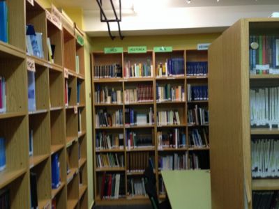 Aula de Biblioteca
Estanterias fondo dereita
Palabras chave: estructura da aula