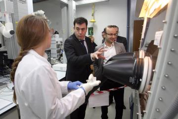 El conselleiro de Cultura y Educación visita el Centro Singular de Investigación en Química Biológica y Materiales Moleculares