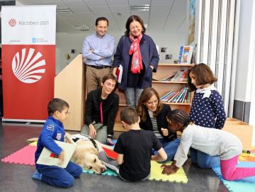 Educación incluye en el programa "Biblioteca inclusiva" un proyecto piloto de lectura asistida con perros en los centros de enseñanza