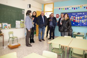 Carmen Pomar visita o CEIP Otero Valcárcel de Carral, onde Educación investiu 714.000 €  nas obras de rehabilitación integral 