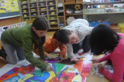 Axudando aos de Infantil a facer o mural do Guernica
