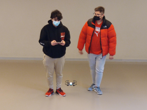 Concurso de drons:Alumnos pilotando o dron
