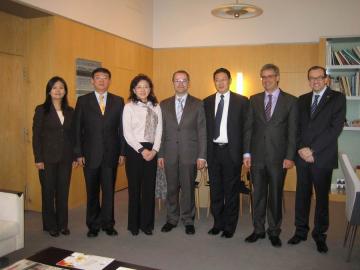 O conselleiro Xesús Vázquez Abad cos representantes da delegación asiática