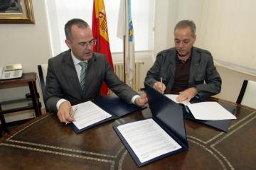 Xesús Vázquez Abad e oSilvestre José Balseiros Guinarte asinan o convenio de col