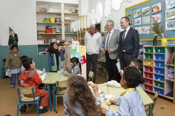 O conselleiro de Cultura e Educación sinala as melloras realizadas CEIP Apóstolo