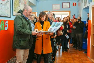 Carmen Pomar destaca o excelente traballo do CEIP Plurilingüe A Pedra na biblioteca escolar