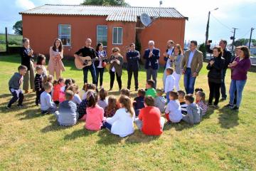 Los colegios rurales agrupados de Santa Comba y Coristanco escenifican su fusión en un acto que congregó la representantes de los CRAs del resto de Galicia
